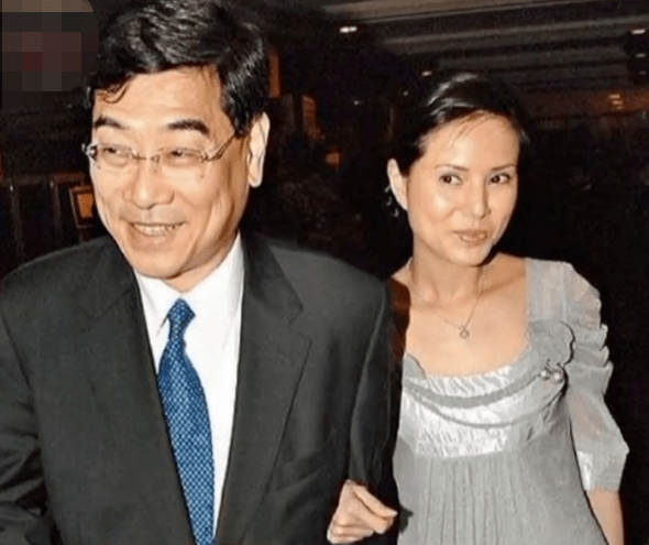 55岁李若彤公园热舞,曾为富商隐退十年却被甩,出书大谈私密事_视频