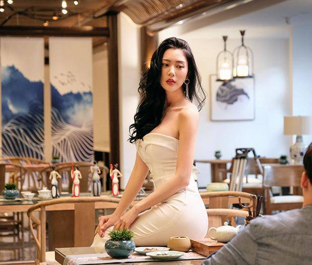 差点没认出《唐探3》的比基尼美女,原来她是大火的宅男女神!