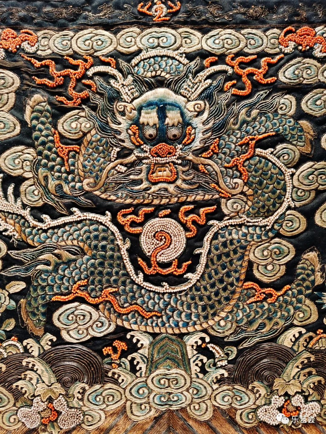 头上戴着金丝八宝攒珠髻,绾着朝阳五凤挂珠钗;项上带着赤金盘螭璎珞圈