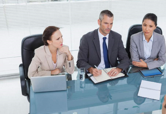 小美每天都在投简历的路上奔波着,她给不下10家的公司投了简历,可是好