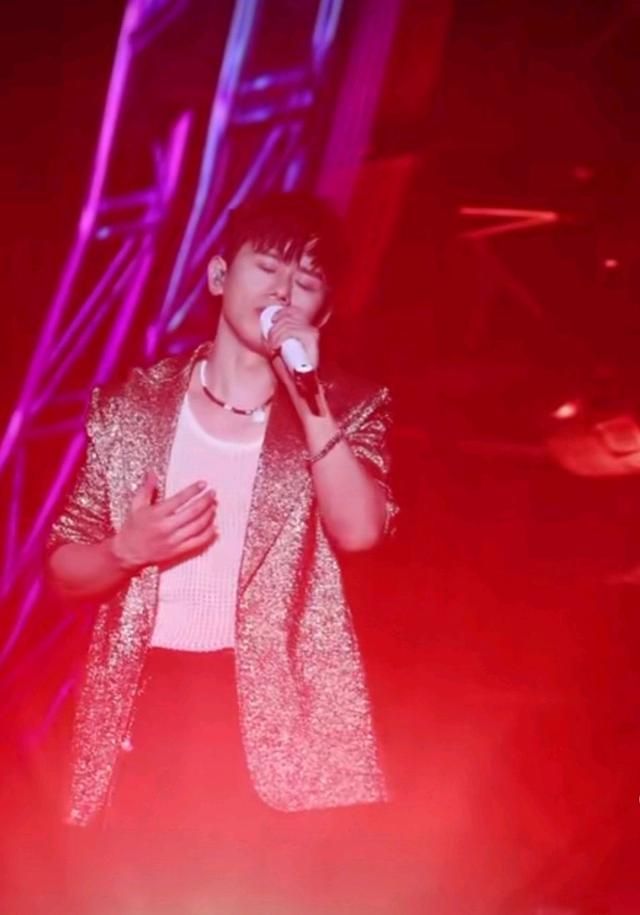 演唱会上,张杰用一句话高情商地介绍了他的朋友们,让现场观众们大呼