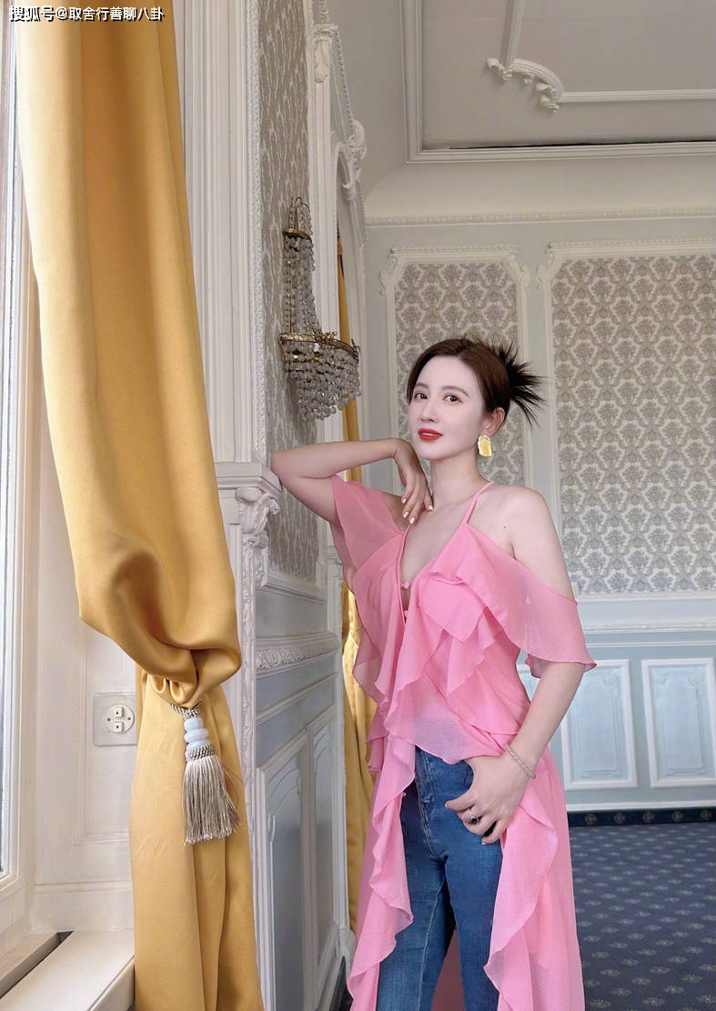 张萌穿粉色仙衣裙大秀美胸,衣服被撑扣子崩开,网友:身材太丰满_照片