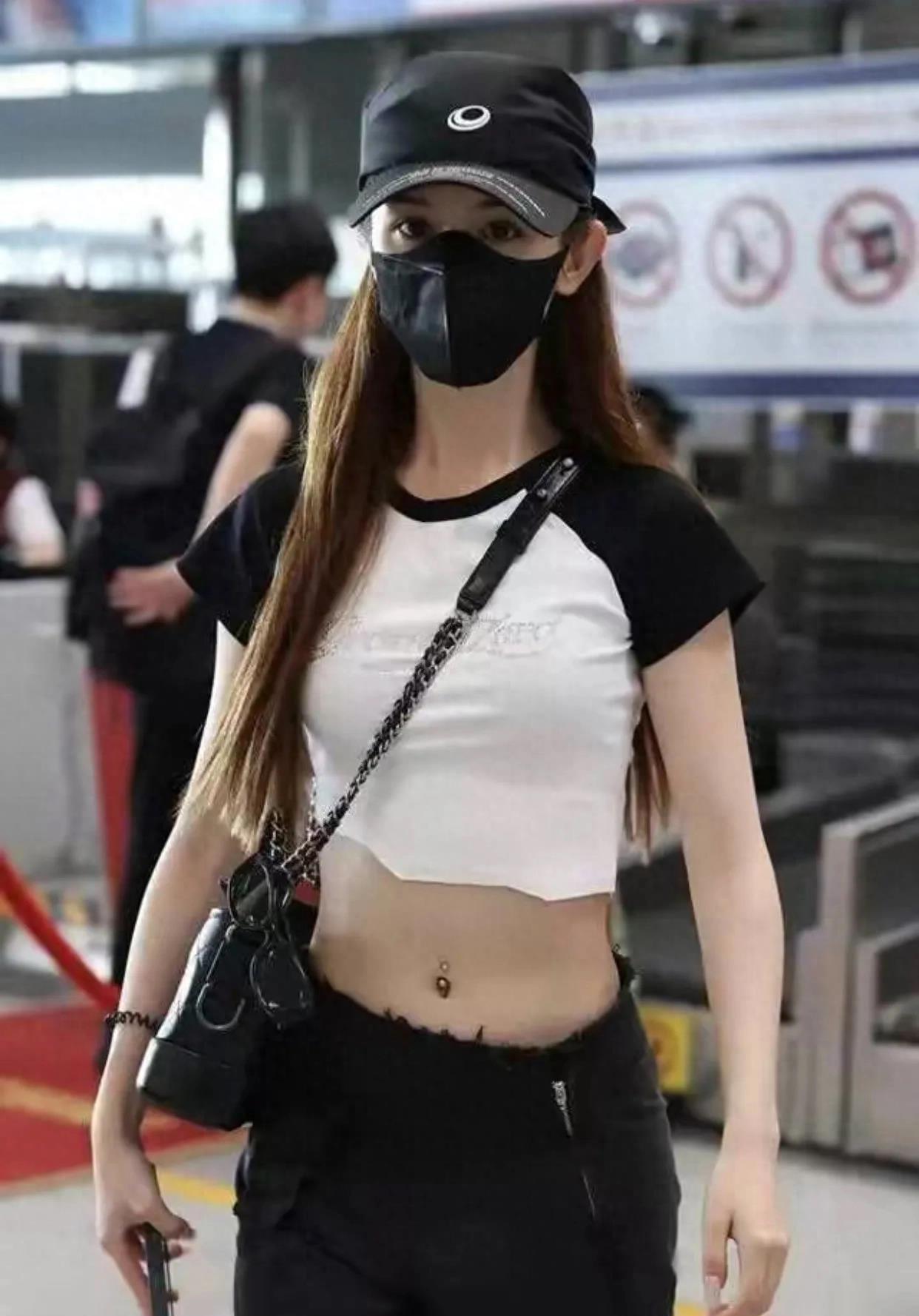 27岁的哈妮克孜又瘦又肉,不规则辣妹紧身衣搭配工装裤,肚脐指甲真实