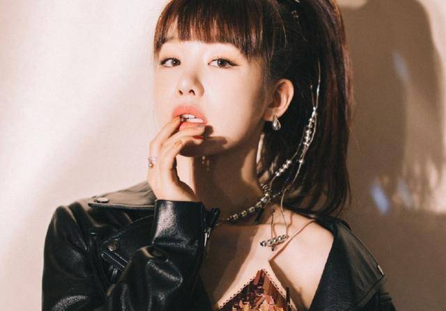 傅菁穿79元的礼服,李紫婷也穿79元的礼服,而徐梦洁项链价格更低_火箭