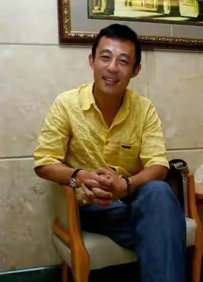 为人处事相当圆滑,深受老师和同学的喜欢,侯勇来到江苏省戏剧学院读书
