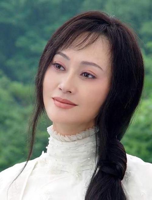 后出演了《院子深深》,《尘埃落定》,《落山风》等影视作品而大红大紫