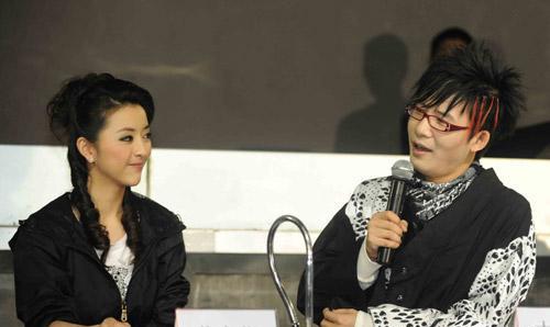 当年黄小蕾当众向大张伟表白,结果直接拒绝了,原因竟是她的身材太小