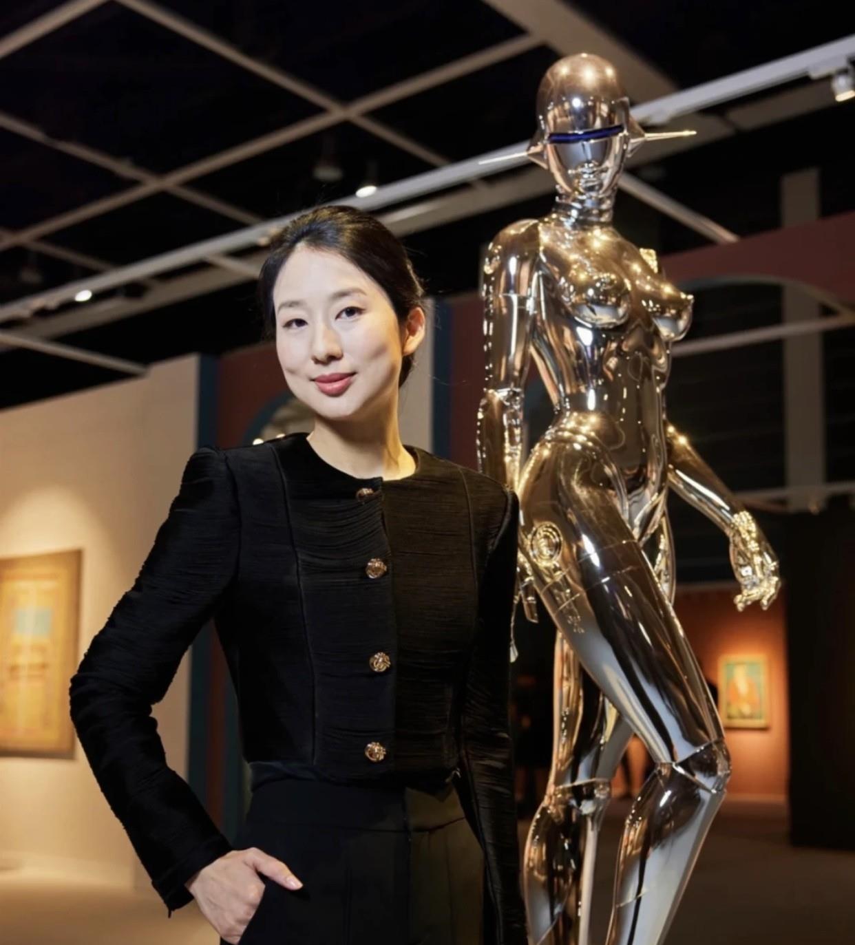 她是拍卖官陈良玲,身材高挑长相清秀,入行13年凭一袭旗袍走红_工作