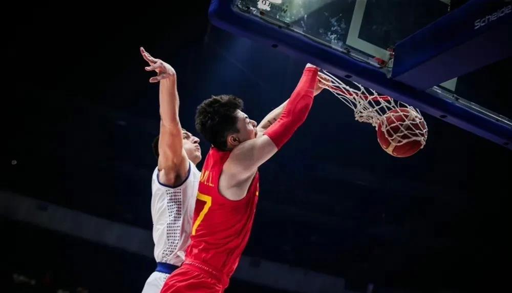 张镇麟扣篮!全场比赛,赵睿出场24分钟,得到了我们男篮全队最高的17分!