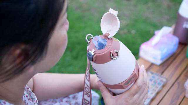 CROSWAVE穿浪橄榄球保温杯：创意潮酷设计，双仓双饮干净卫生