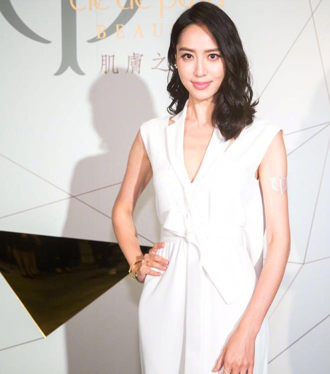 白歆惠真的太靓了,身材火辣婀娜,面容娇媚可人,一直都是焦点吧_白色