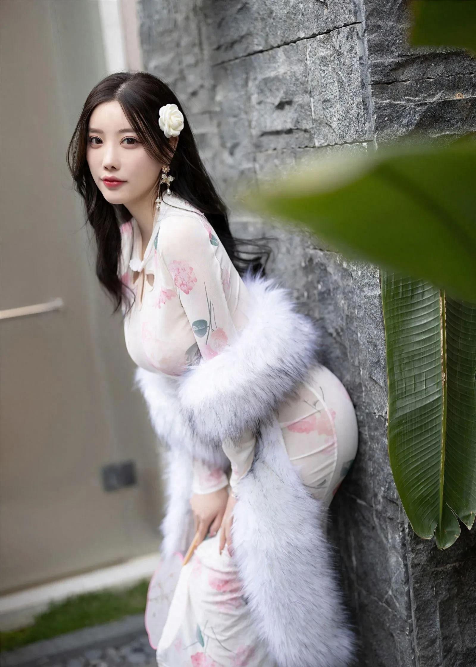 杨晨晨:复古碎花网布旗袍展现优雅迷人的穿衣艺术_违规_图片_网络