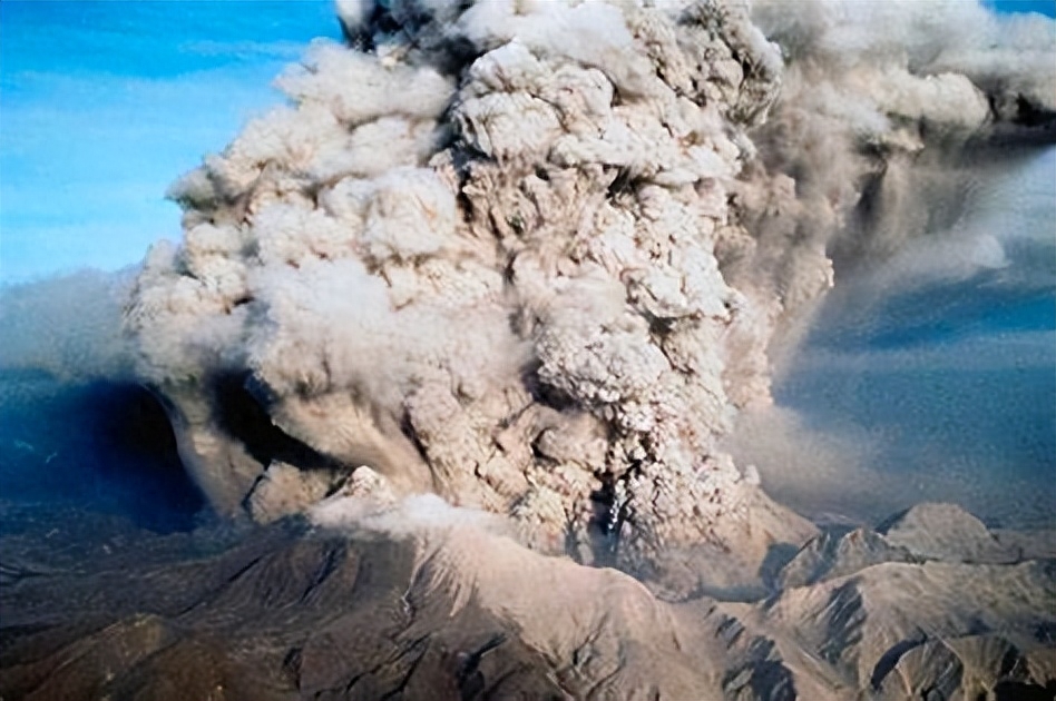 近期的监测数据显示,富士山的火山口数量在不断增加,山体内部的压力也