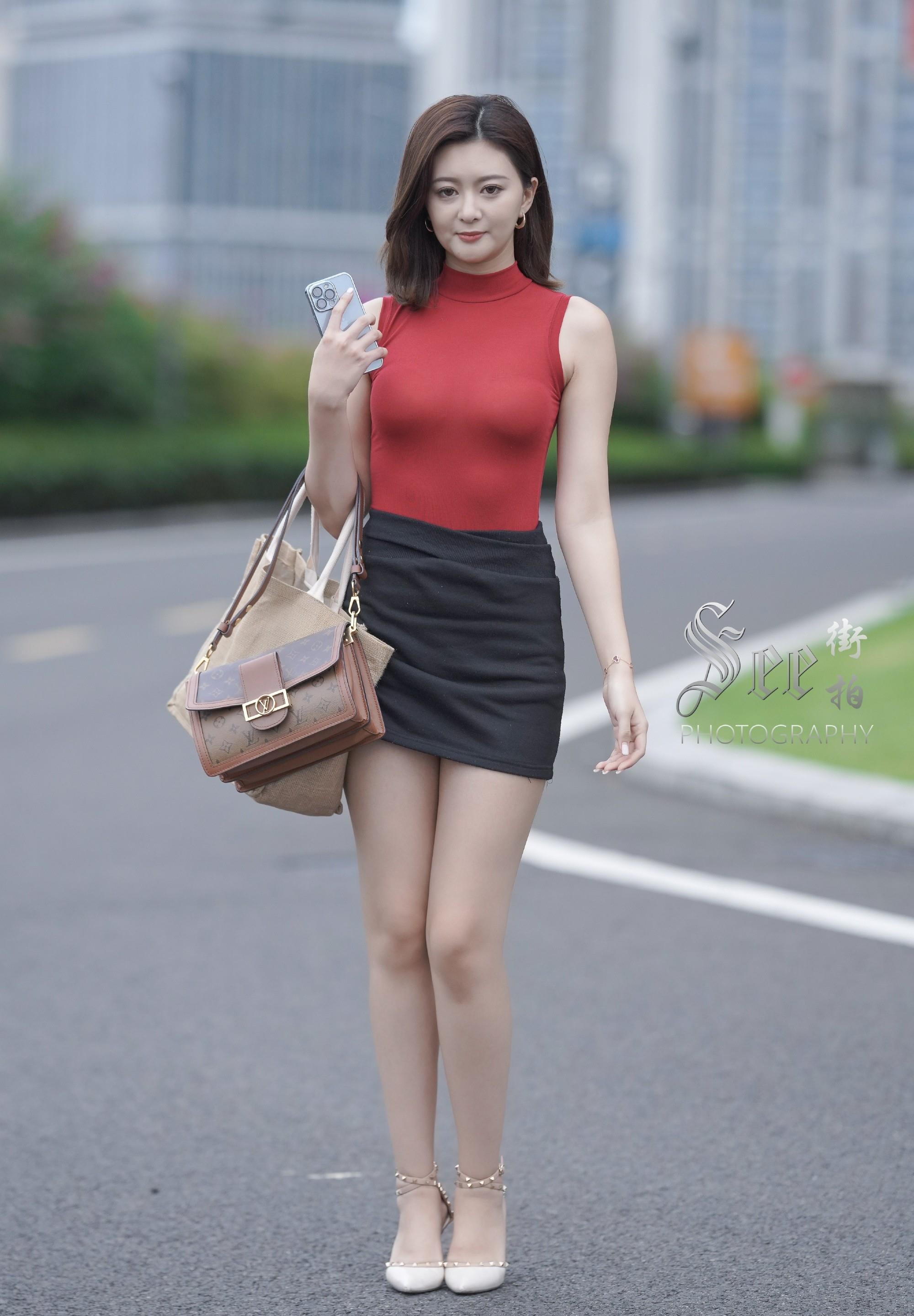 她以温柔迷人的气质,在这喧闹的世界里如同一阵微风,让人感到舒服