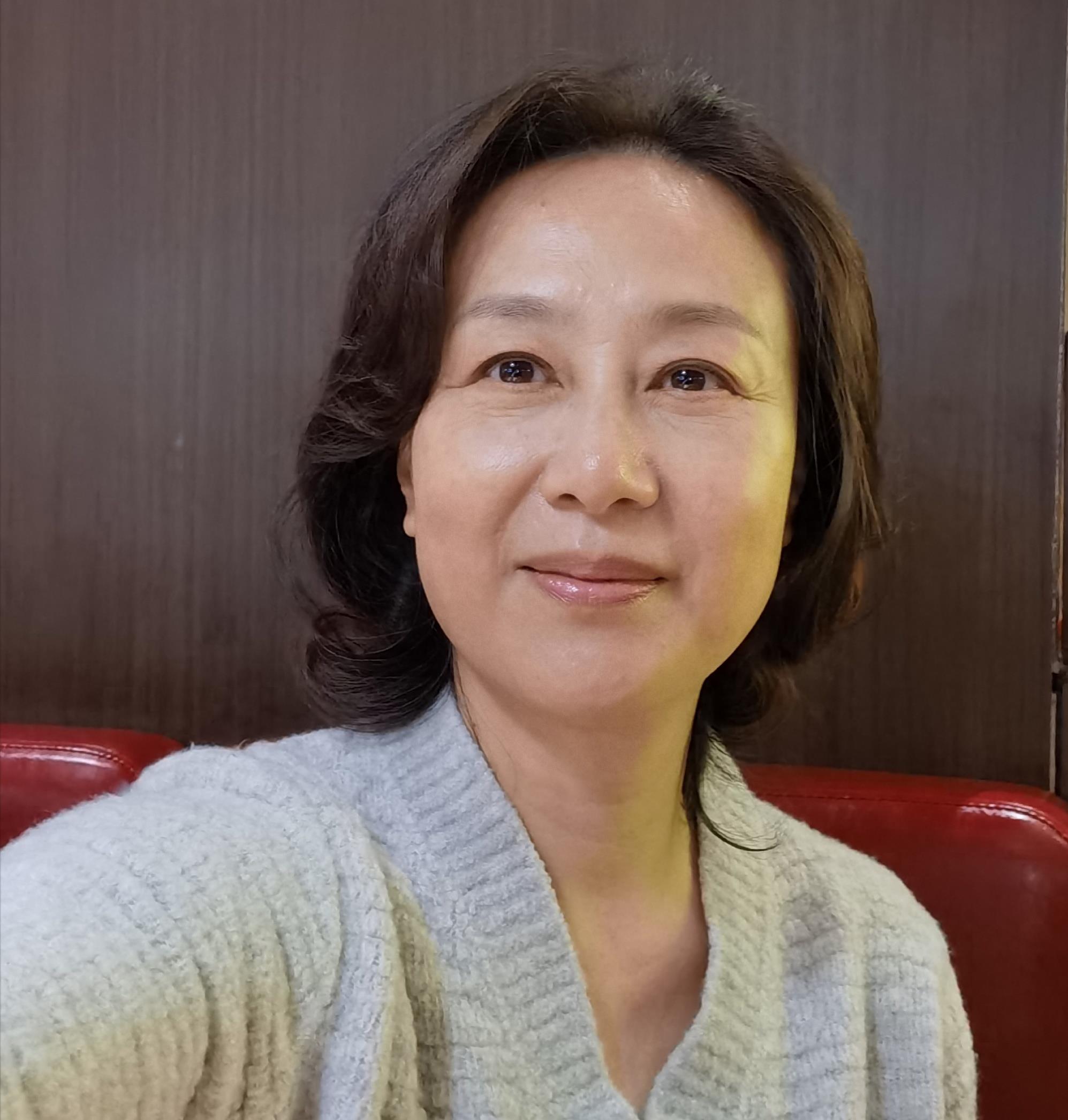 60岁吴玉芳自然老去,穿衣极简却高级有品位,越老反而越优雅