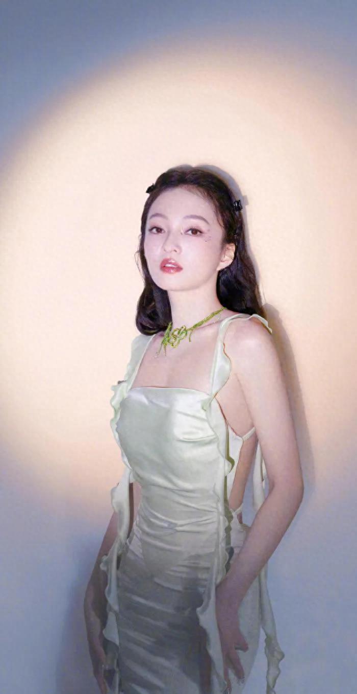 张韶涵一直是时尚界的宠儿.她的服装风格多变,时而甜美可爱,时而威严.