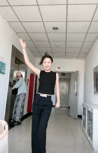 亲吻爸爸不避嫌,宋晓峰女儿晒与父亲合照,父女情深尽显幸福时光_宋之