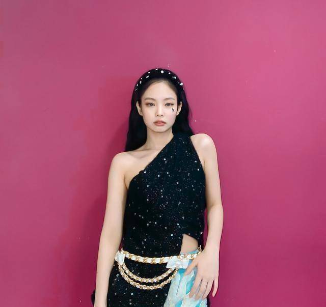 jennie在这一次舞台中将自己额前的白发染回了黑发,这两个造型对比