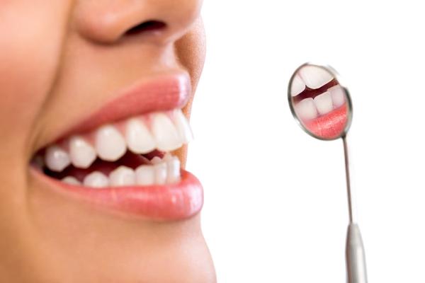 洗牙可以让牙齿变白吗(洗牙的好处有哪些和哪些人不能洗牙)