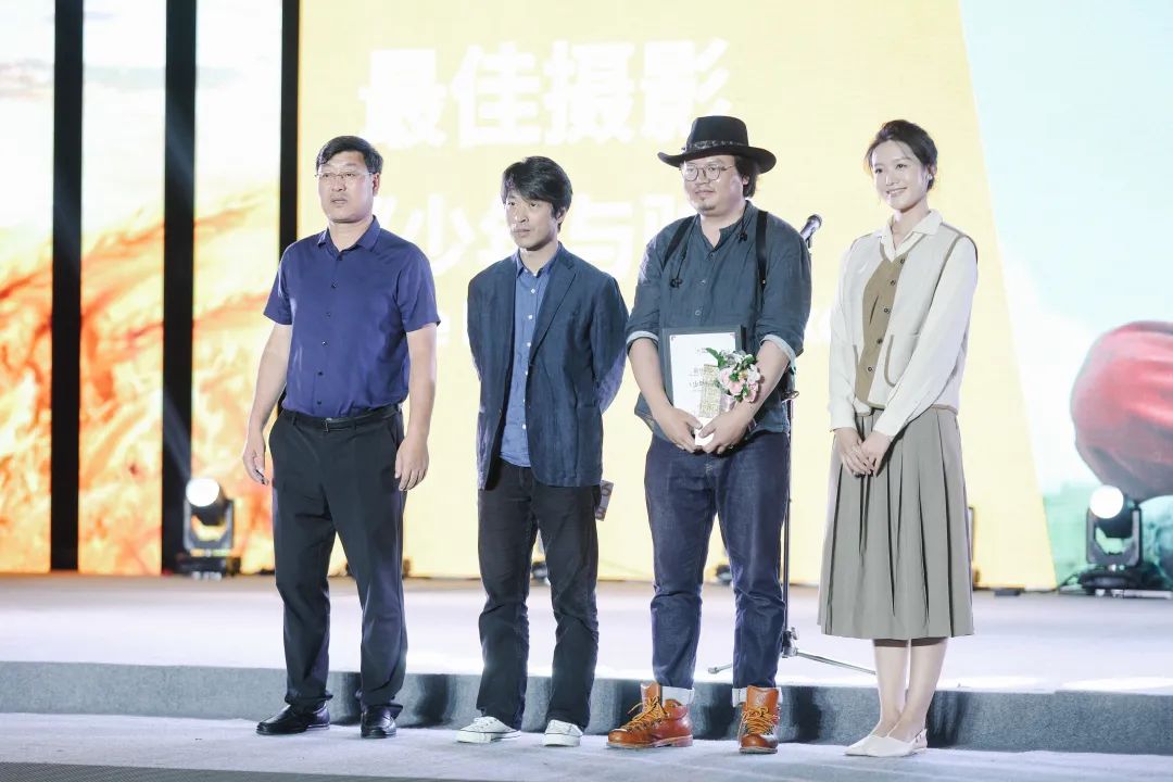 执行院长魏晓军(右一)《少年与驴》导演才让扬杰开奖嘉宾剪辑师刘新竹