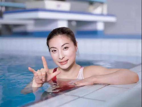 郭晶晶等跳水运动员为何跳水上岸后要立即冲澡呢?_比赛_身体_肌肉