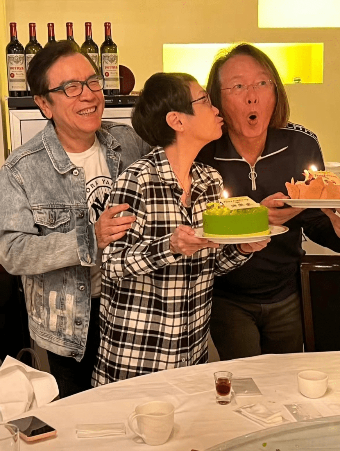 姜大卫为女子庆73岁生日,甜蜜亲吻对方,结婚47年携手走过抗病路_李