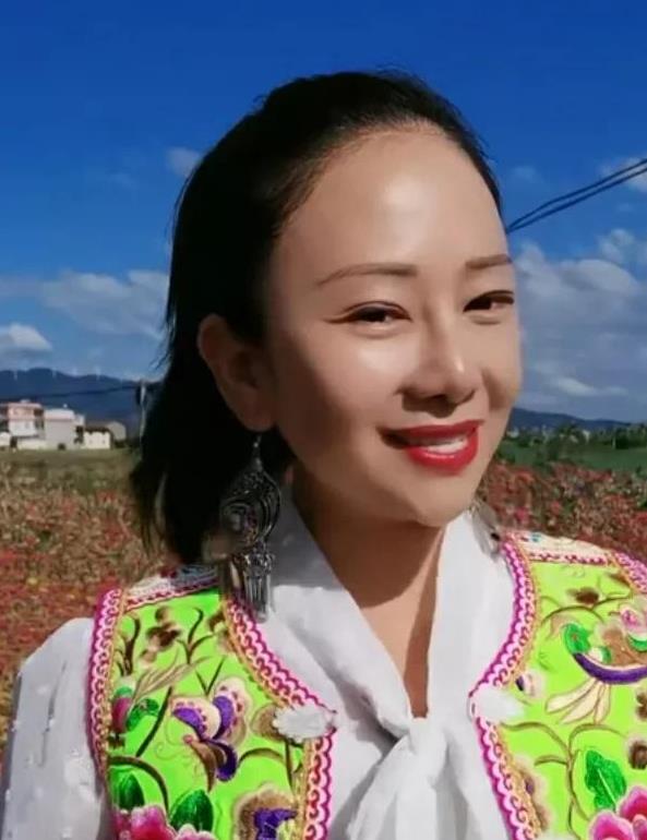 "百灵鸟"周丽珍:从小山村到北京城,舞台一夜成名后不忘做慈善_同事