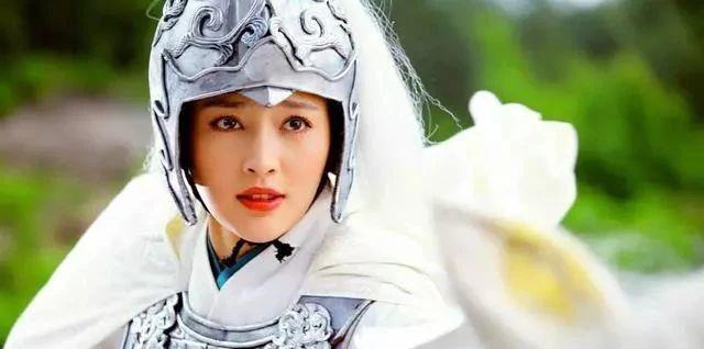 隋唐第一女将,生擒程咬金,为爱情主动投降,却被心上人一枪刺死_新月