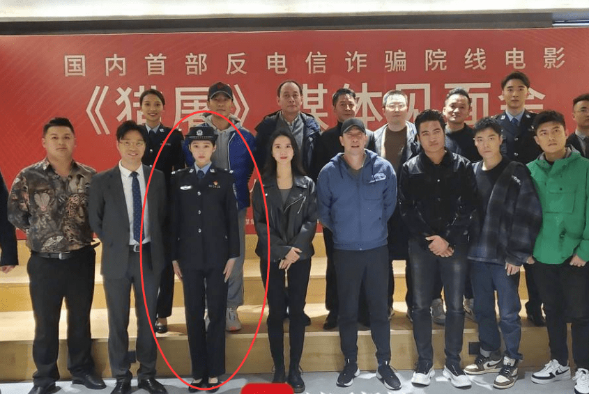 关晓彤警服路透疯传,英气十足成警花,可坐姿还是很"小女生"!