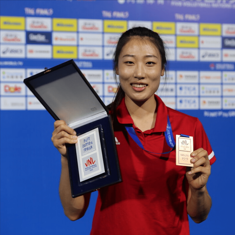 本赛季中国女排的朱婷首先确定续约斯坎迪奇,其后王思敏宣布签约老东