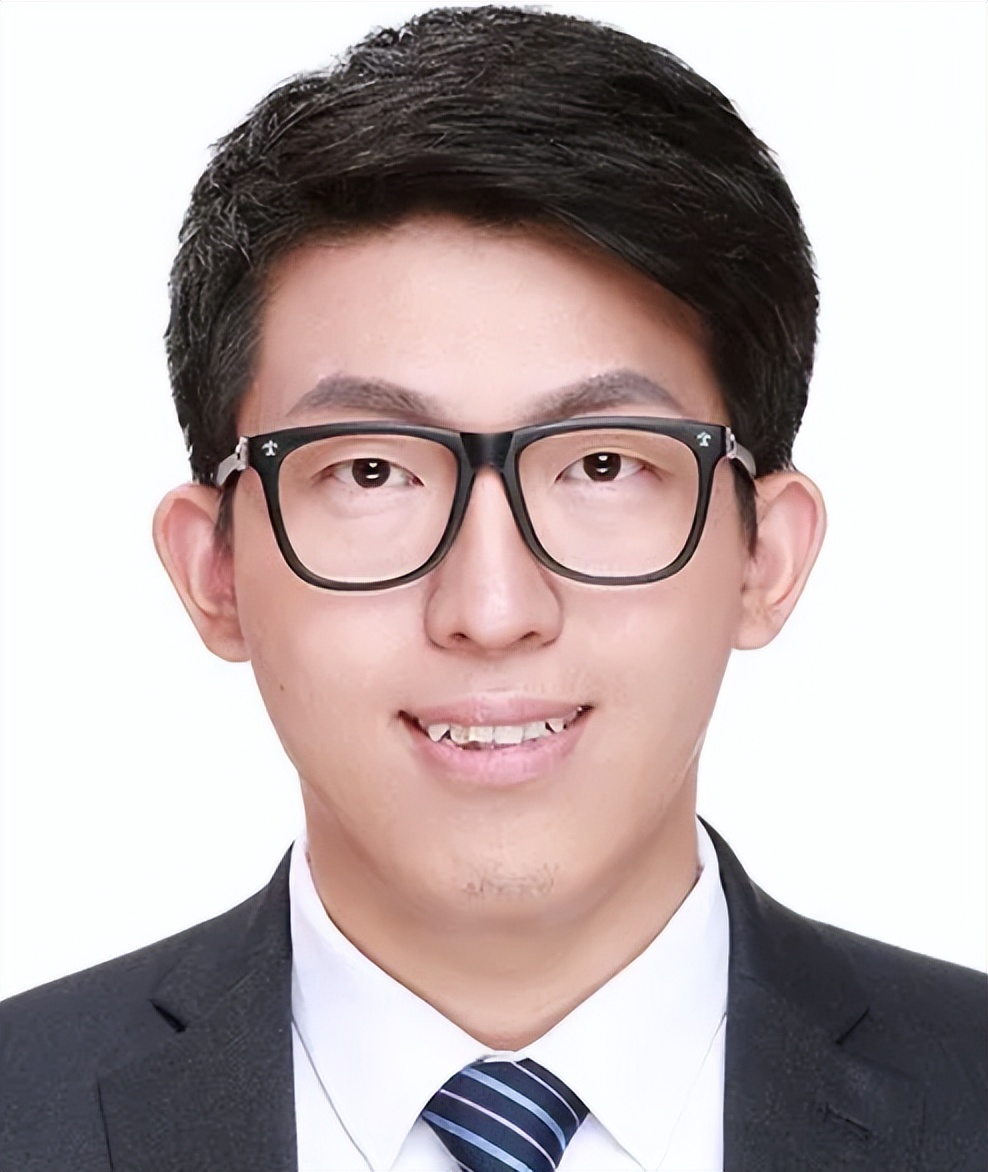 90后男教授因颜值走红,俊秀儒雅更显年轻有为,关键学历不一般_保研