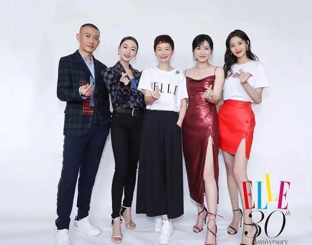 风尚大典合照,吴谨言仪态站姿太差,宋茜旁边仿佛站了个保洁大妈_唐嫣