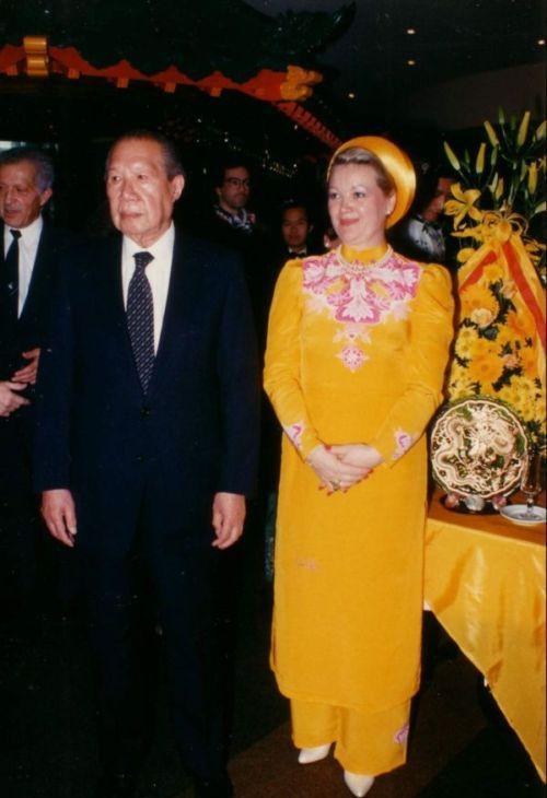 越南末代皇帝晚年罕见照:娶法国人为妻,写回忆录与遗老遗少聚会_阮朝