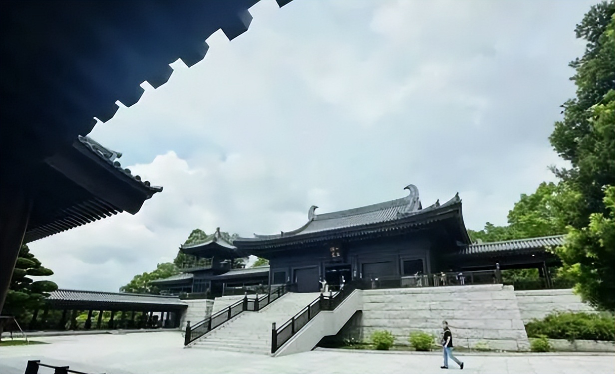 周凯旋陪李嘉诚上慈山寺,为她李嘉诚赚到千亿,却至今无名无分_投资