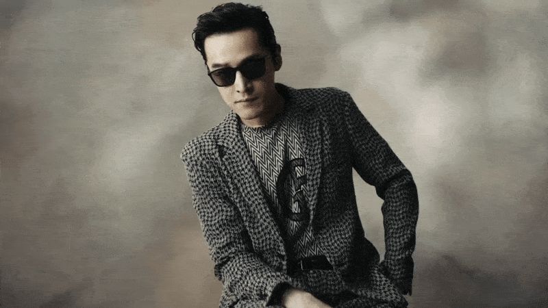 胡歌黑框眼镜斯文儒雅 朦胧光影中演绎风度熟男_气质_大片_他用