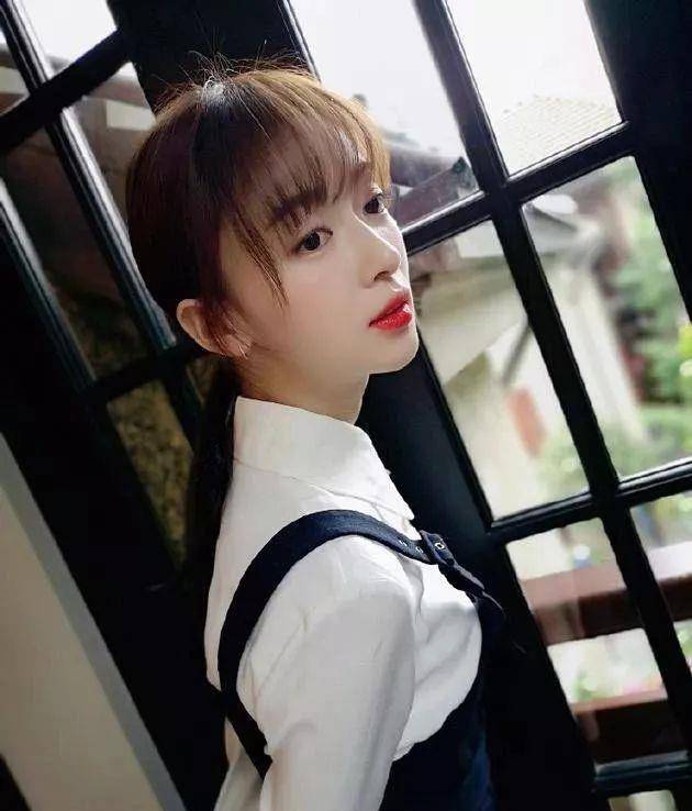 2010年,吴谨言出演了自己的第一部电视剧作品《古今六人行》,从而正式