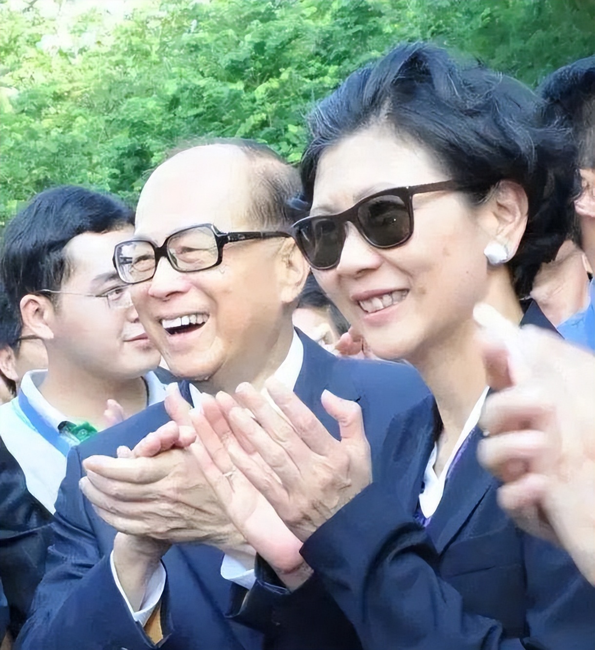 周凯旋陪李嘉诚上慈山寺,为她李嘉诚赚到千亿,却至今无名无分_投资