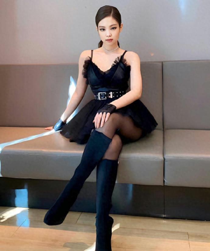 金珍妮jennie:时尚短靴,尽显时尚与自信_黑色_魅力_穿着