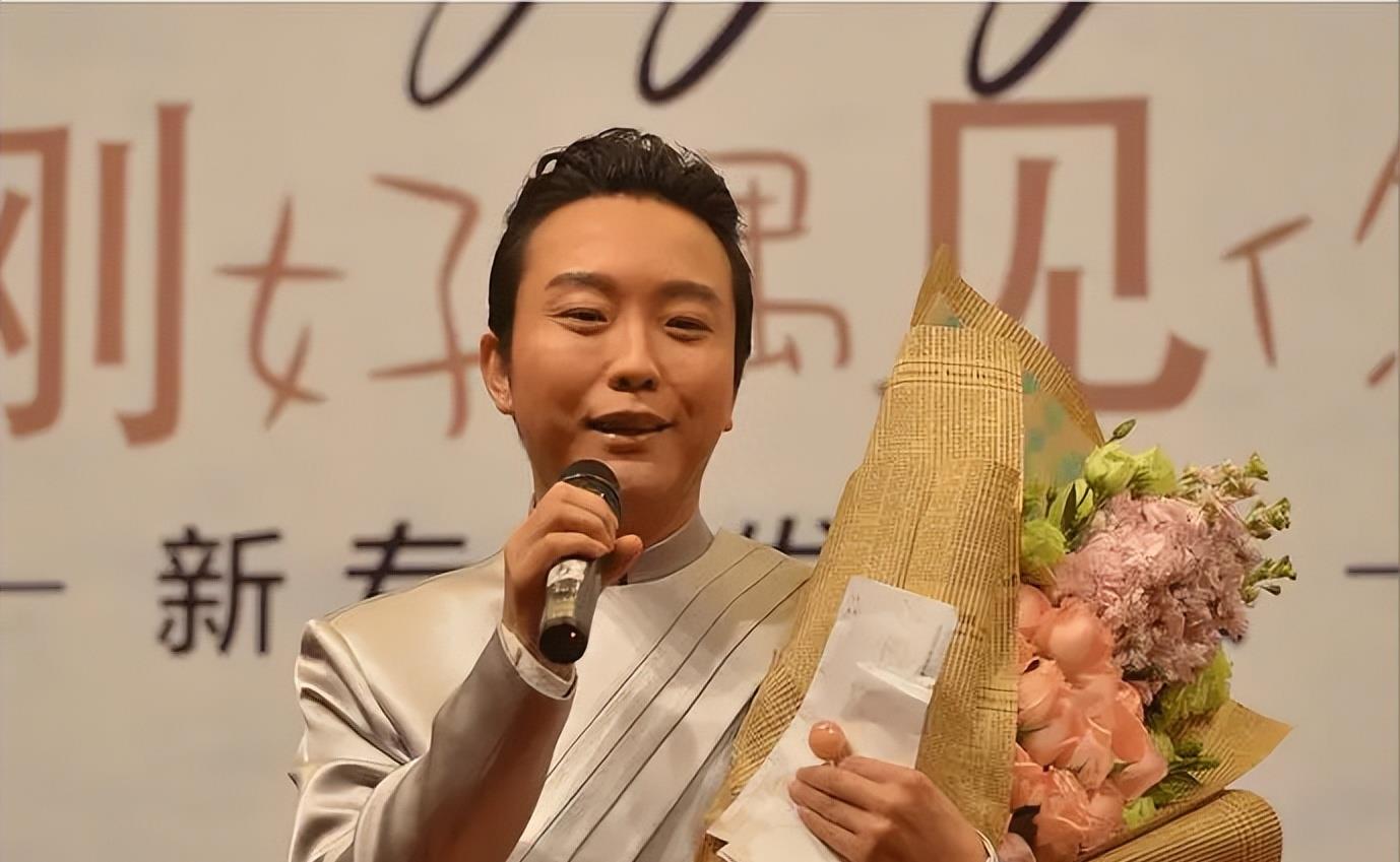 这主要是因为,自从和范小宁分手后,李玉刚就没有再公开过任何恋情,他