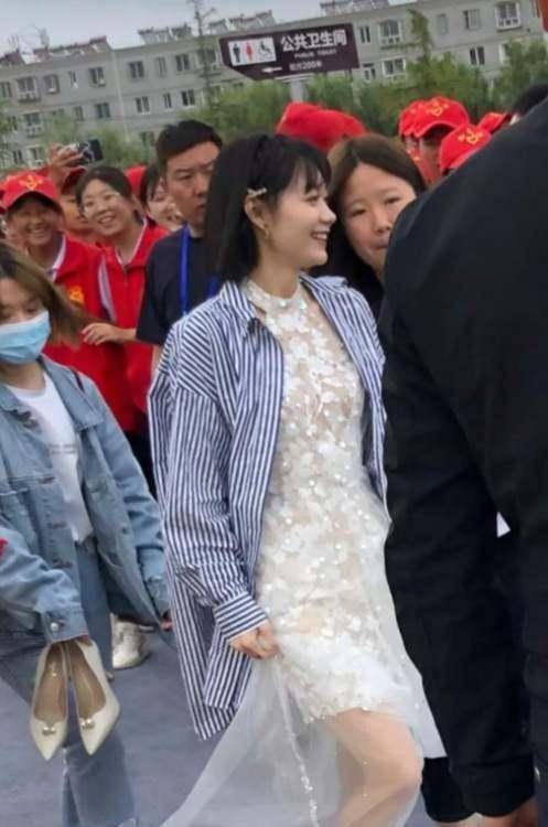 段奥娟婚纱造型出镜,生图下五官惊艳,但这腿是认真的吗?