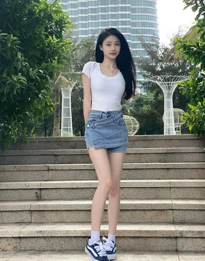 年轻的靓丽女孩,展现自信_青春_笑容_台阶