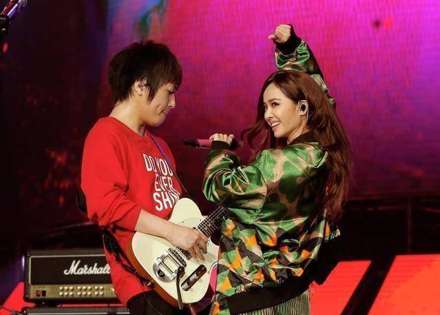 蔡依林夺"年度歌曲奖",激动拥抱颁奖人阿信,否认和他谈恋爱_绯闻_网友