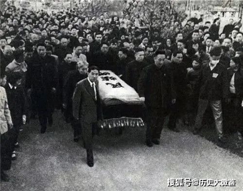 十六位文坛,政坛的名人为鲁迅抬棺,宋庆龄,蔡元培等人为他扶灵,社会