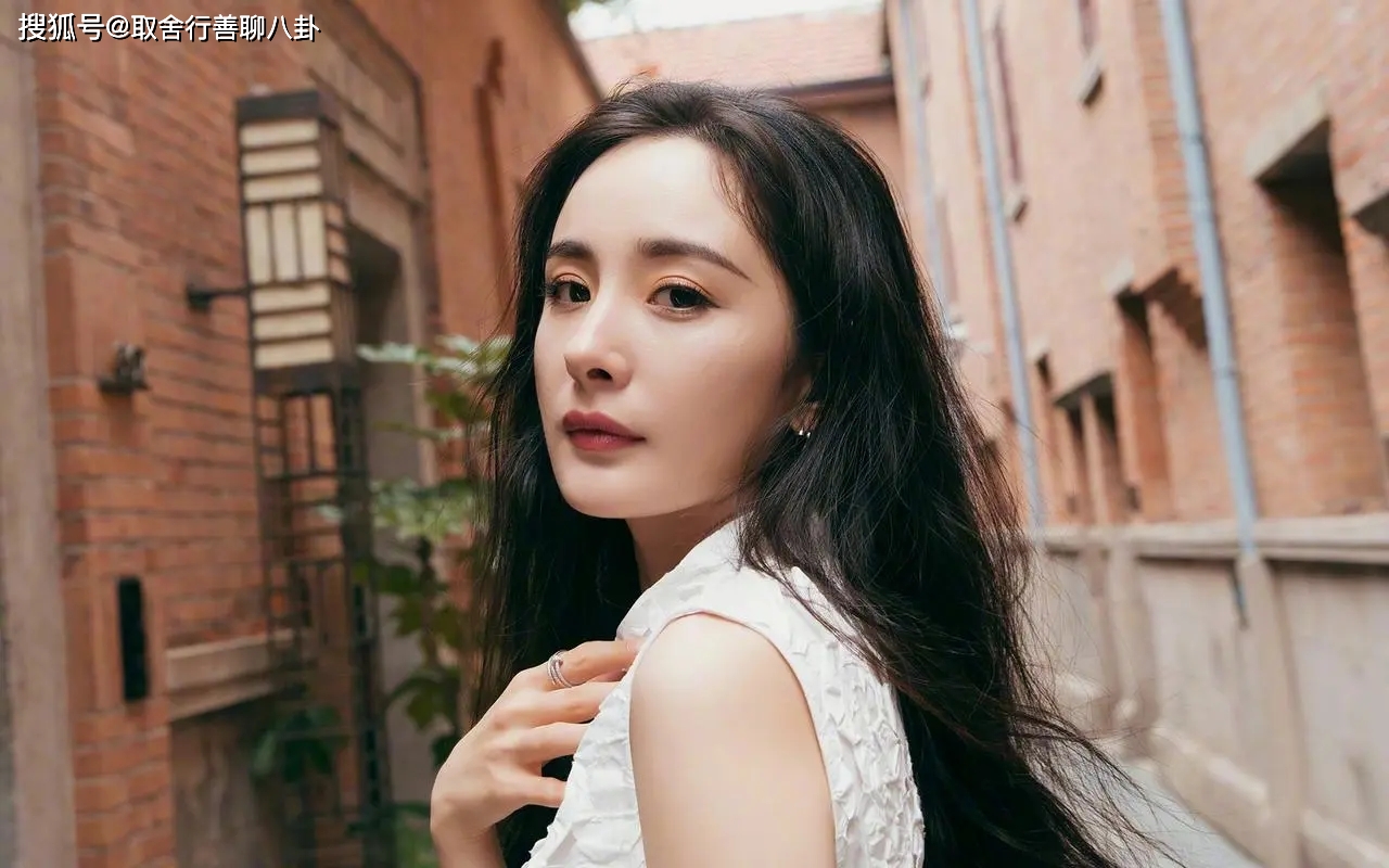 杨幂:作为演员要自觉抵制天价片酬,堂堂正正做人,清清白白做事_网友