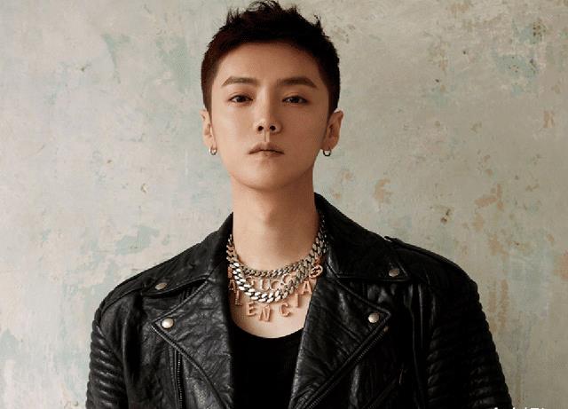 鹿晗被爆拥有军人血统,父亲是一名退役军官,与关晓彤门当户对_父母