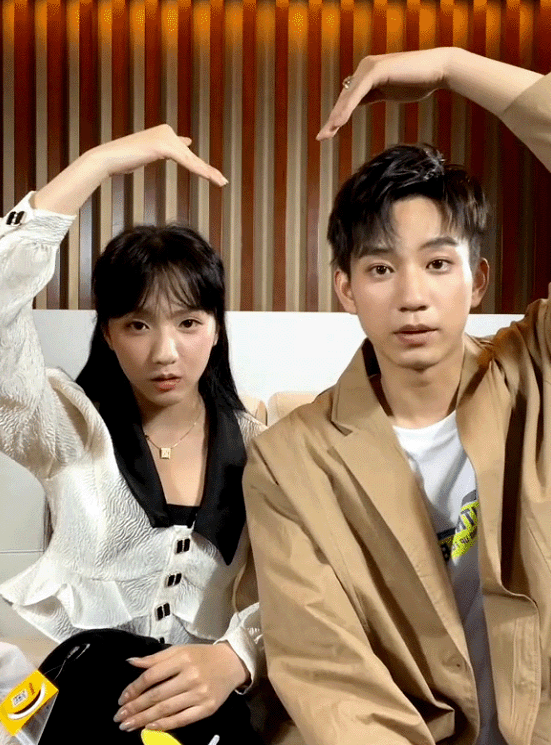 萧瑾瑜穿了一件驼色的风衣,里面搭配了件白色的t恤,头发剪短干练,给人