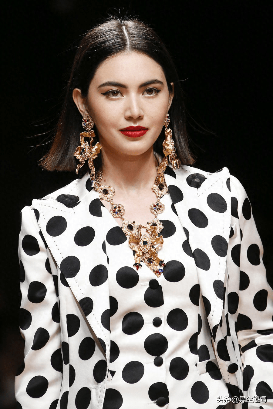 国外第一女子混血女神24岁就拿下影后,逆天长腿狂吸1500万粉丝_黛薇