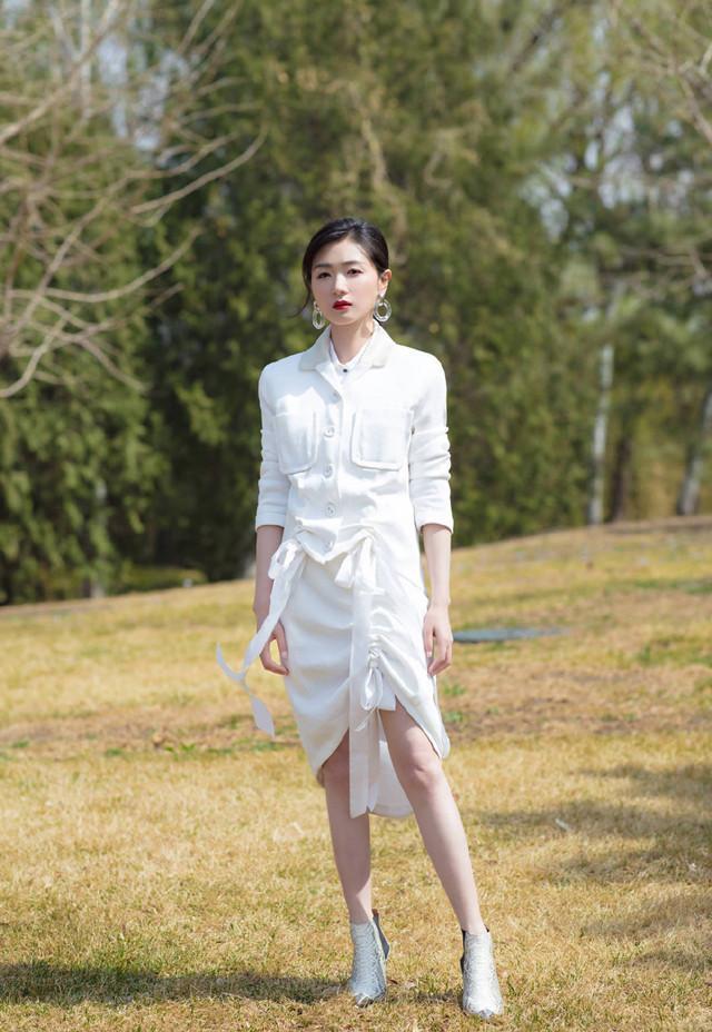37岁的万茜攻气十足,白衬衫配半身裙气质冷艳,高级感爆棚!