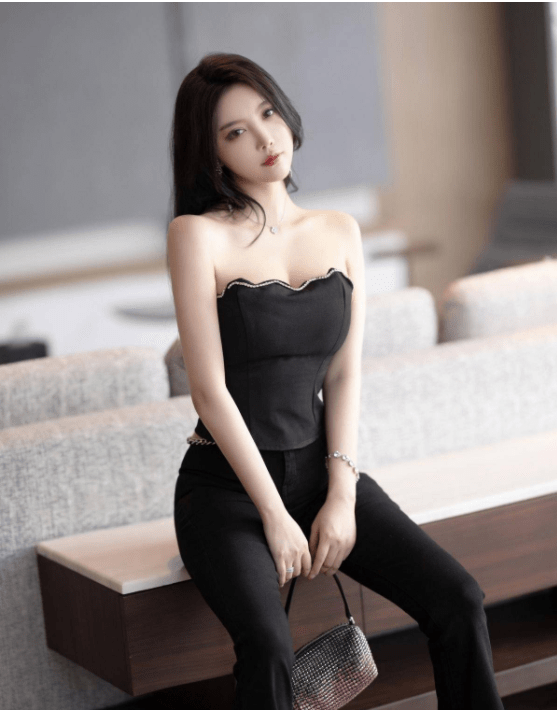 杨晨晨私服曝光!黑色露肩上衣搭配长裤,简约时尚又不失个性!