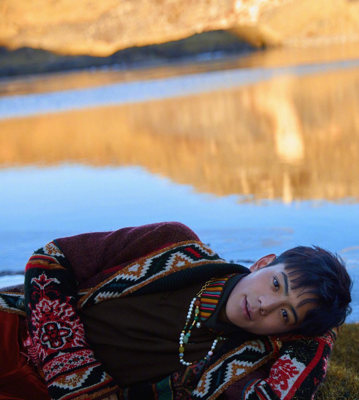 丁真男人装写真曝光,眼神纯欲不失野性,穿民族特色服饰帅气吸睛_少年